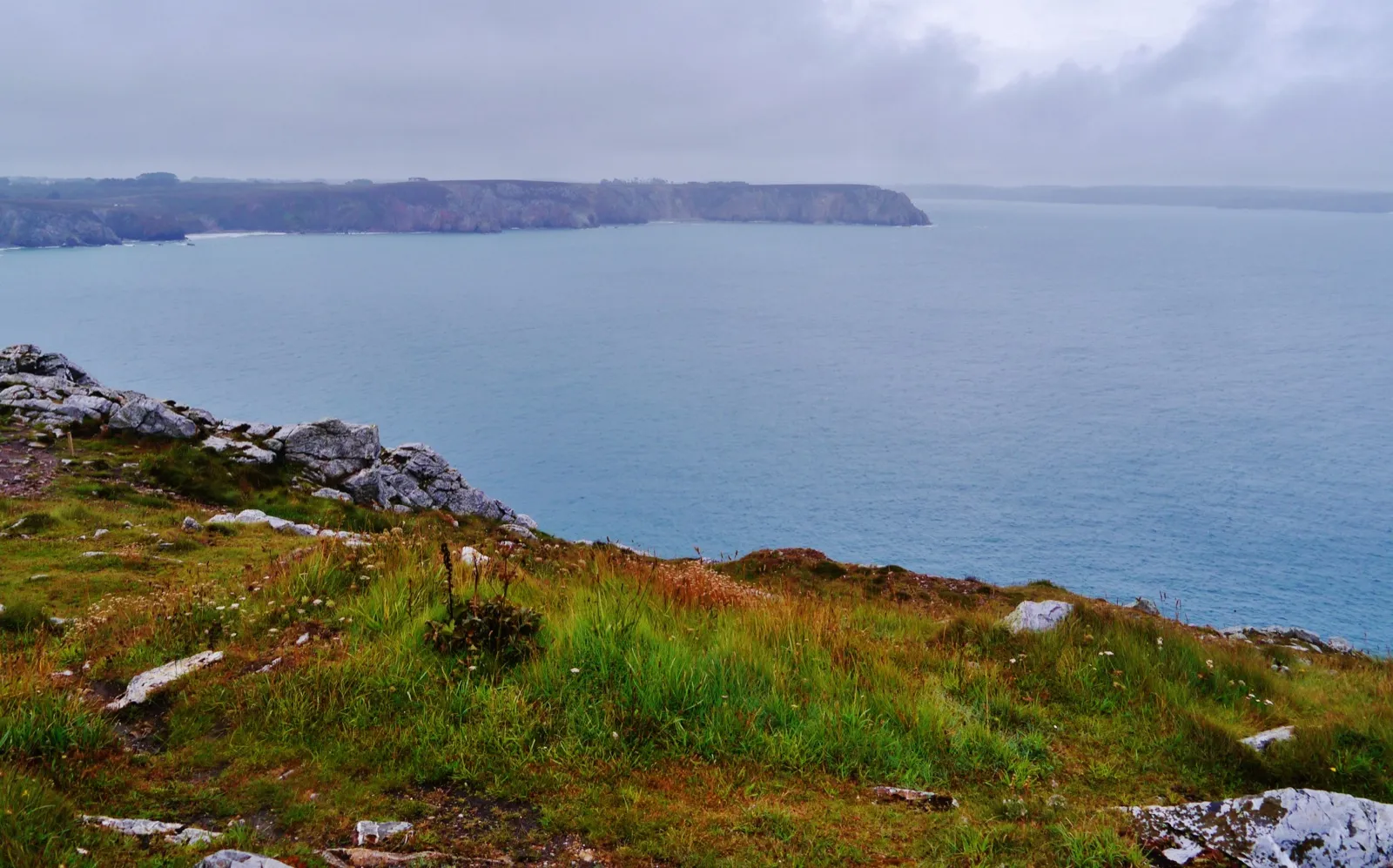 Falaises de granit et mer grise sur la pointe de Pen-Hir, presqu’île de Crozon